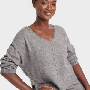 Auden Women's V-Neck Sweater in Soft Gray With Exposed Seams, Size XL.
